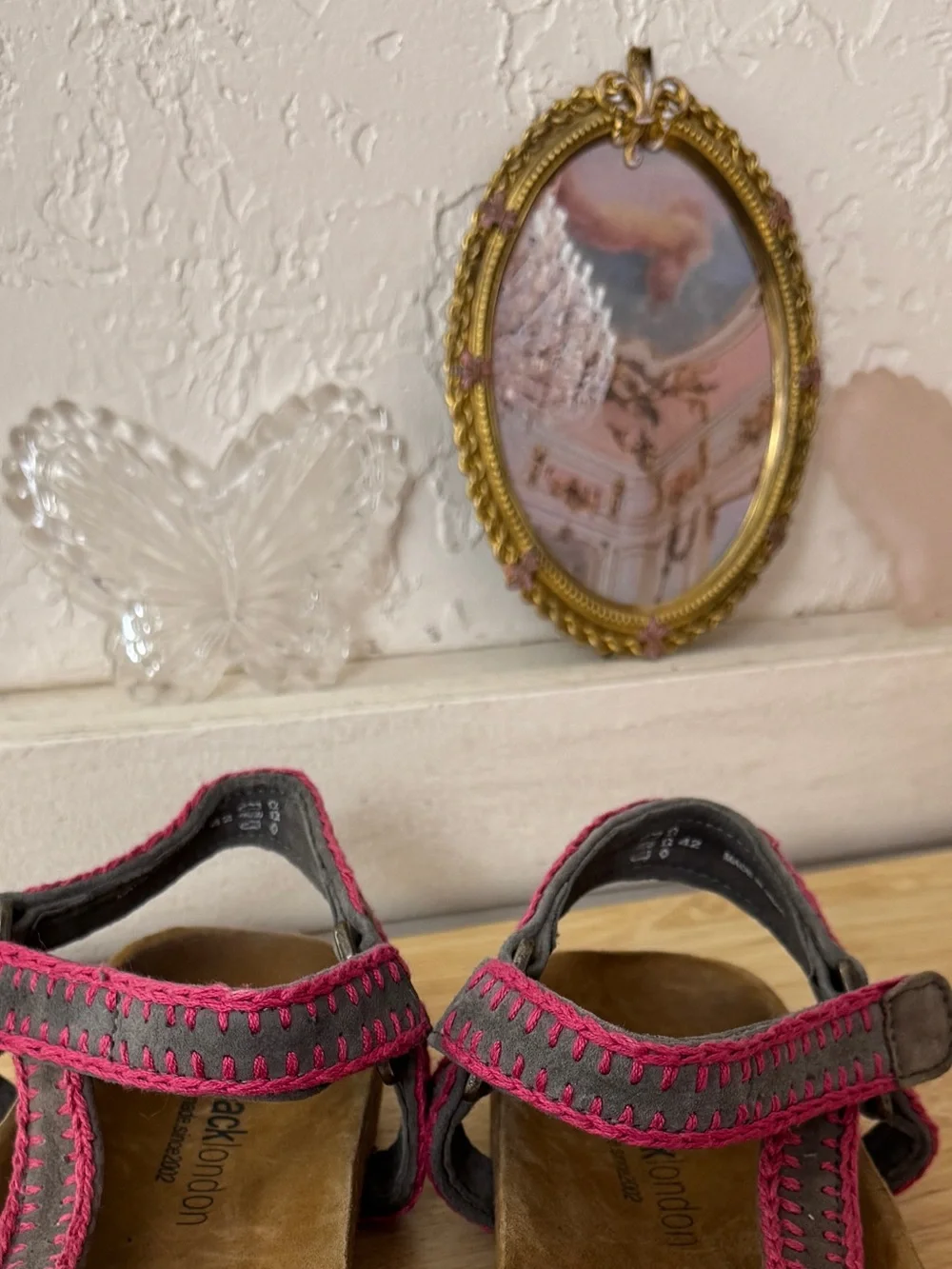 Cute Laidback London Pink Gray Leather T-Strap Sandals EU 42 Boho Y2K Comfort